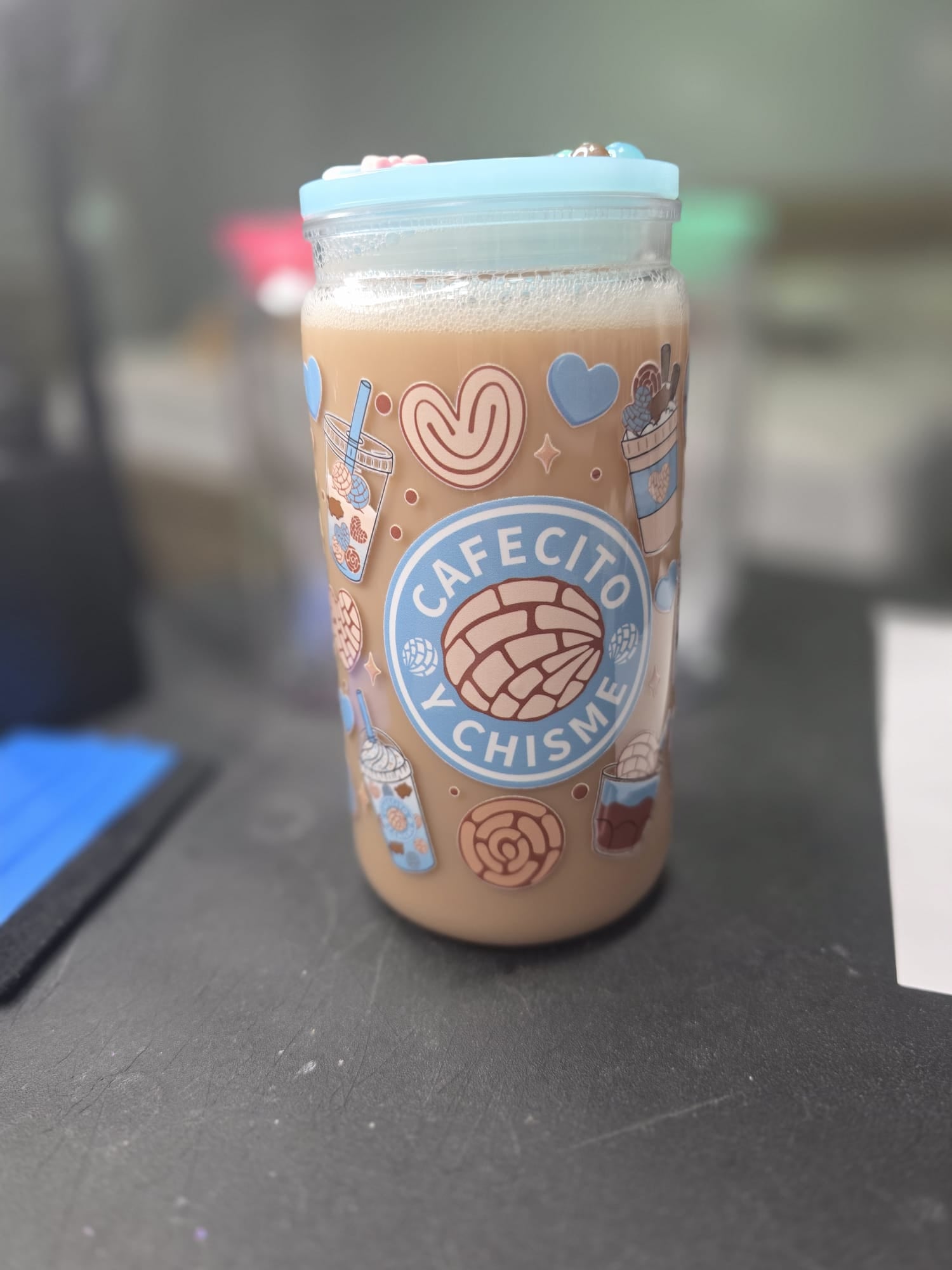 Snowglobe tumbler cafecito y chisme